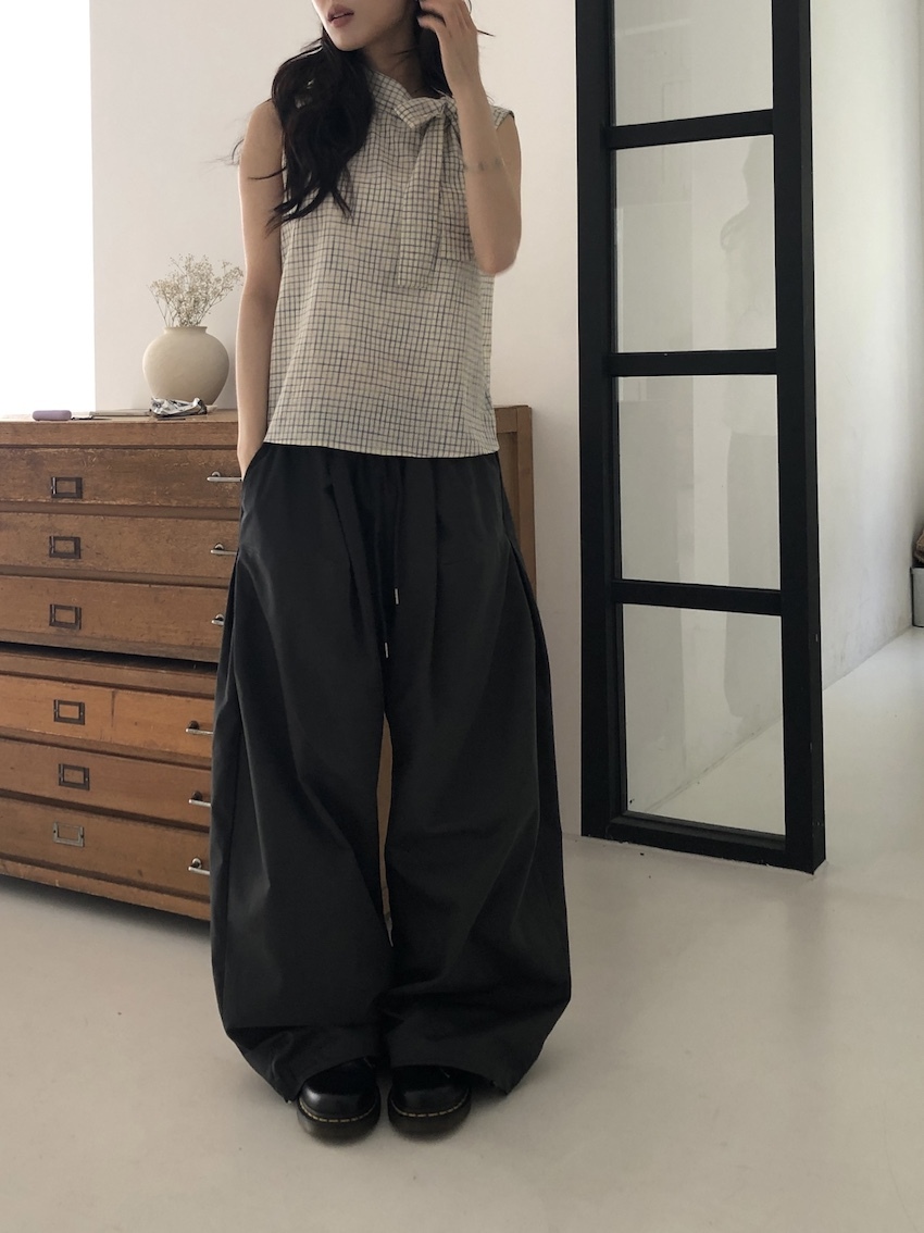 (UNISEX) relaxed-fit cotton trousers with side buttons and elastic waist in CHARCOAL/NAVY