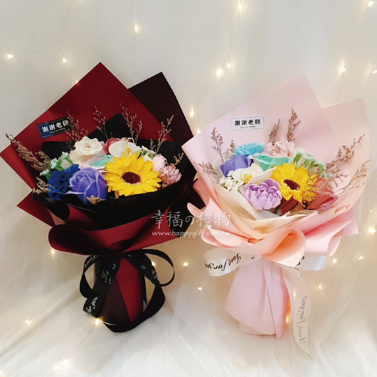各式香皂花組合成，加上些許情人草，中型花束