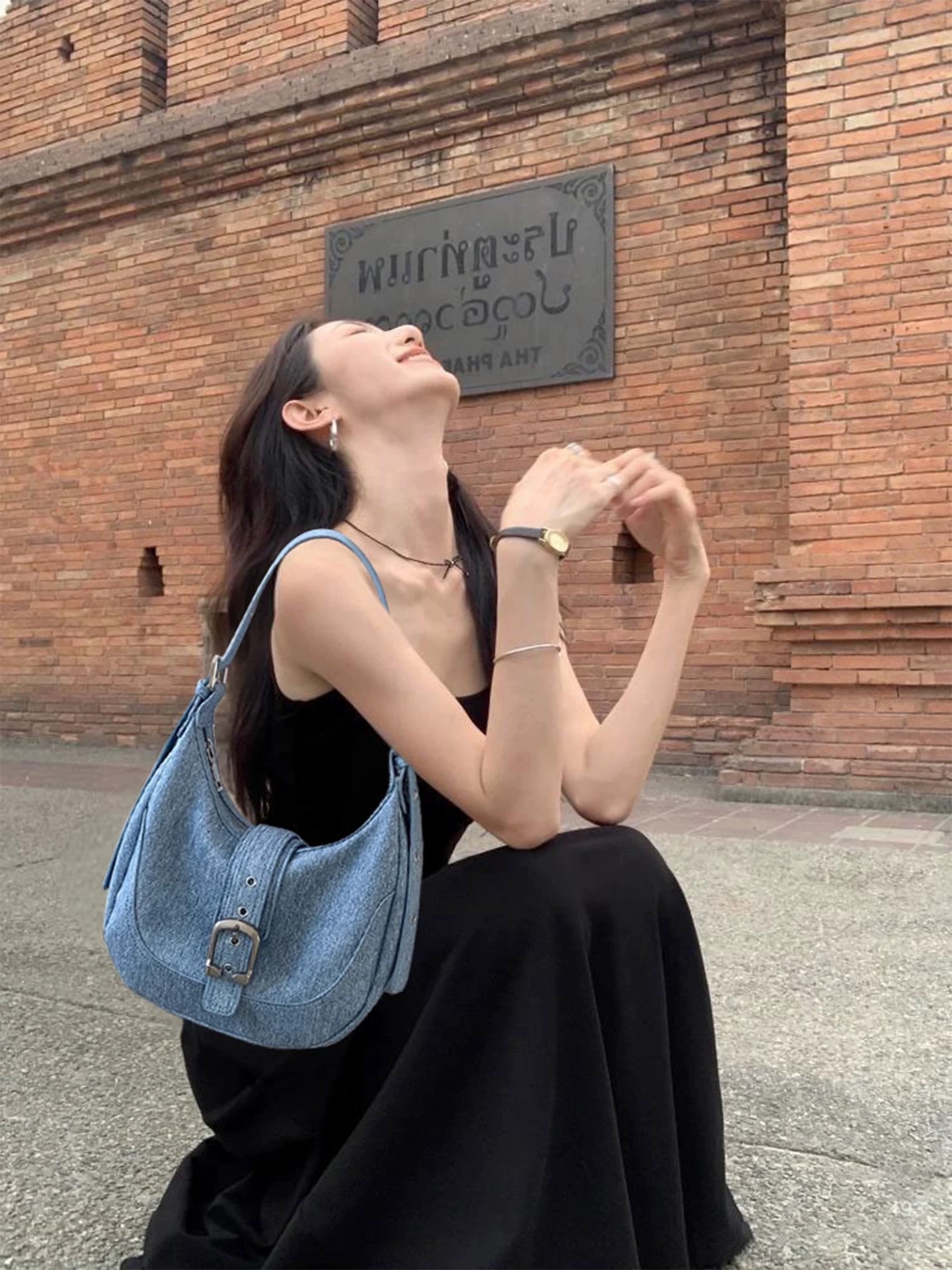 皮帶扣牛仔半月包/腋下包