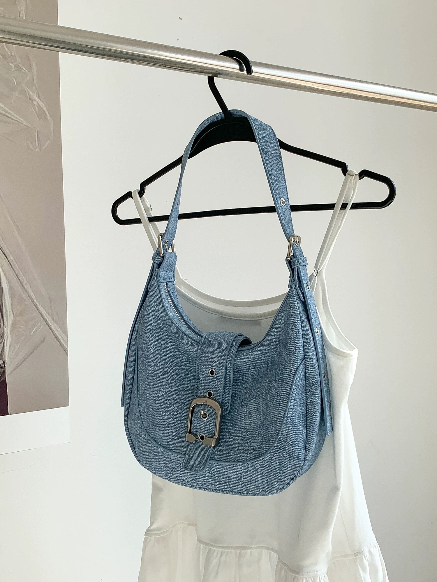 皮帶扣牛仔半月包/腋下包