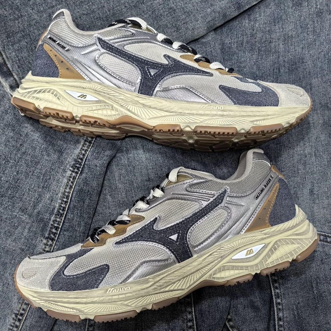 Mizuno 美津濃 Racer S 單寧牛仔拼接 銀棕色 髒銀 y2k 老爹鞋 慢跑鞋 復古休閒鞋 D1GH253501