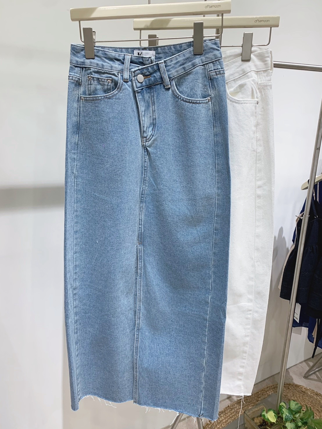 1913 腰釦不對稱前開牛仔長裙