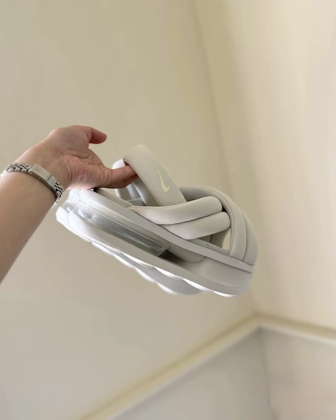 KTQ STORE ‧ Nike Air Max Isla 奶油白涼拖鞋 氣墊 增高 厚底 FJ5929-001