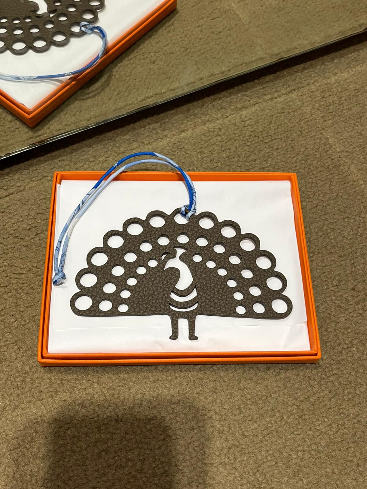 Charm peacock etoupe/gold