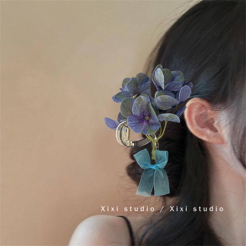 Hydrangea-Inspired Hair Claw for Travel Aesthetics