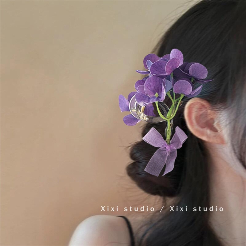 Hydrangea-Inspired Hair Claw for Travel Aesthetics