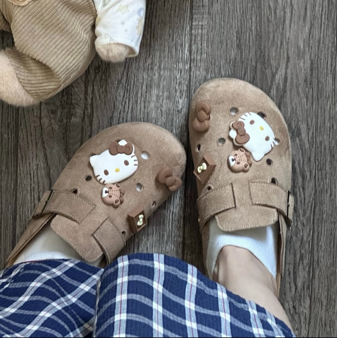 SANRIO HELLO KITTY 黑皮夏威夷 洞洞鞋 勃肯鞋 鞋扣裝飾 凱蒂貓 / 代購