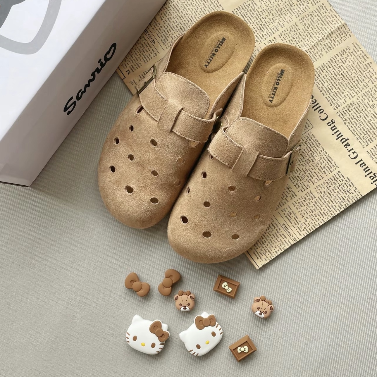 SANRIO HELLO KITTY 黑皮夏威夷 洞洞鞋 勃肯鞋 鞋扣裝飾 凱蒂貓 / 代購