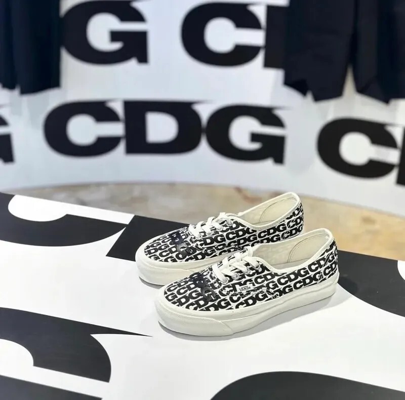 KTQ STORE ‧ CDG x Vans OG Authentic "Black Heel Tab" 滿版塗鴉 川久保玲 VN000EEUUY6