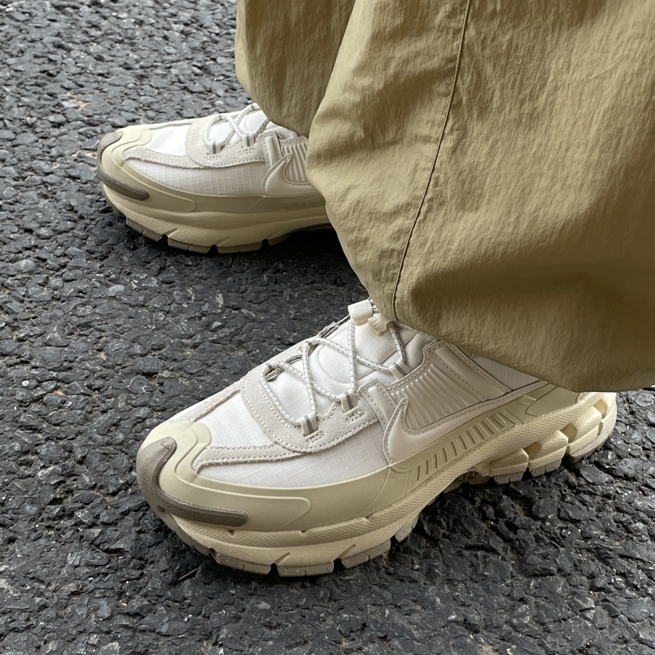 NIKE ZOOM VOMERO ROAM 米黃 象牙白 防潑水 耐磨 厚底 休閒 男鞋 FV2295-101