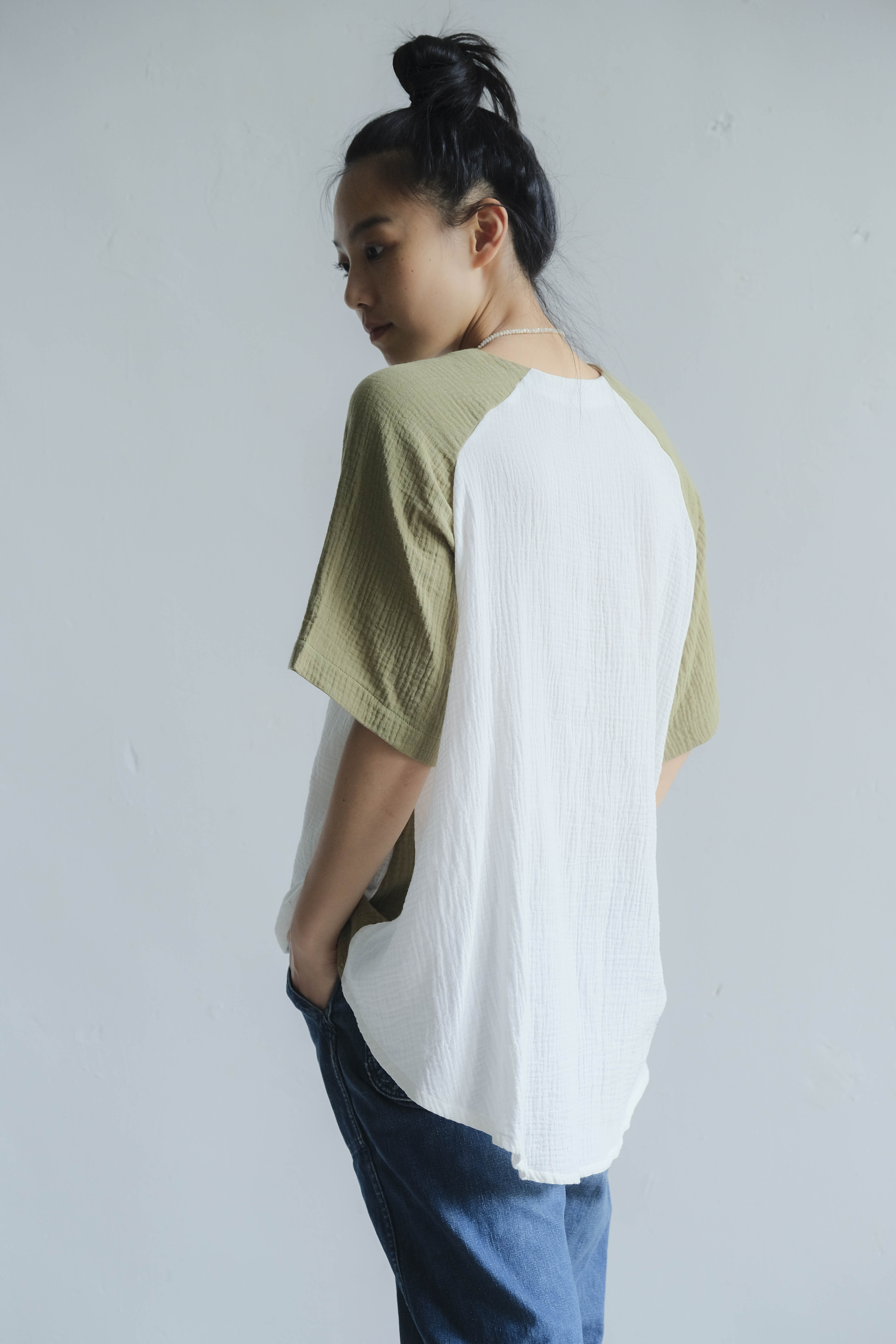 弧形下擺拼接上衣 / 雙層紗 卡其綠