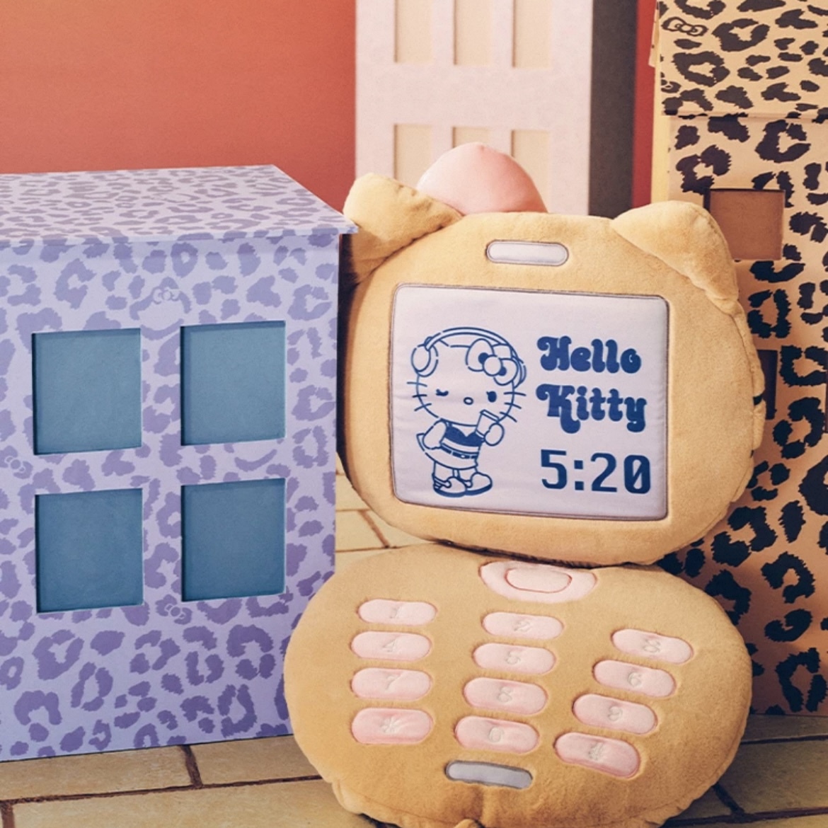 HELLO KITTY X TBH 翻蓋手機 造型抱枕 凱蒂貓 黑皮 粉色蝴蝶結 凱蒂貓 代購