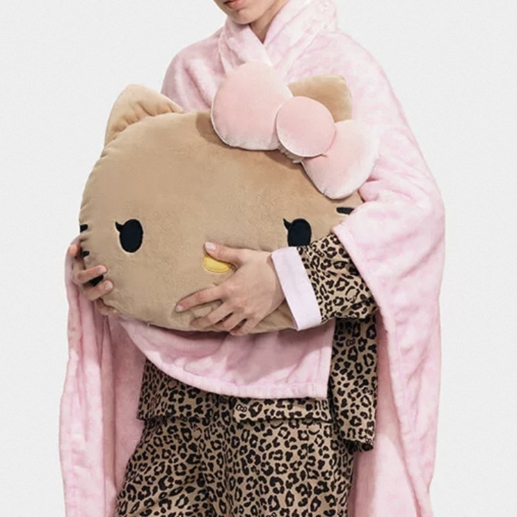 HELLO KITTY X TBH  二合一 黑皮抱枕 毛絨毛毯 蝴蝶結造型 凱蒂貓 代購