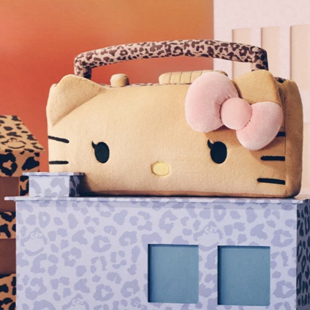 HELLO KITTY X TBH 宋雨琦代言 復古收音機 手提抱枕 豹紋 黑皮 造型抱枕 凱蒂貓 代購