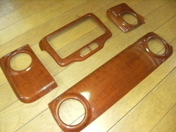 (二手) 正廠 Modellista 錶檯飾件 - 桃木