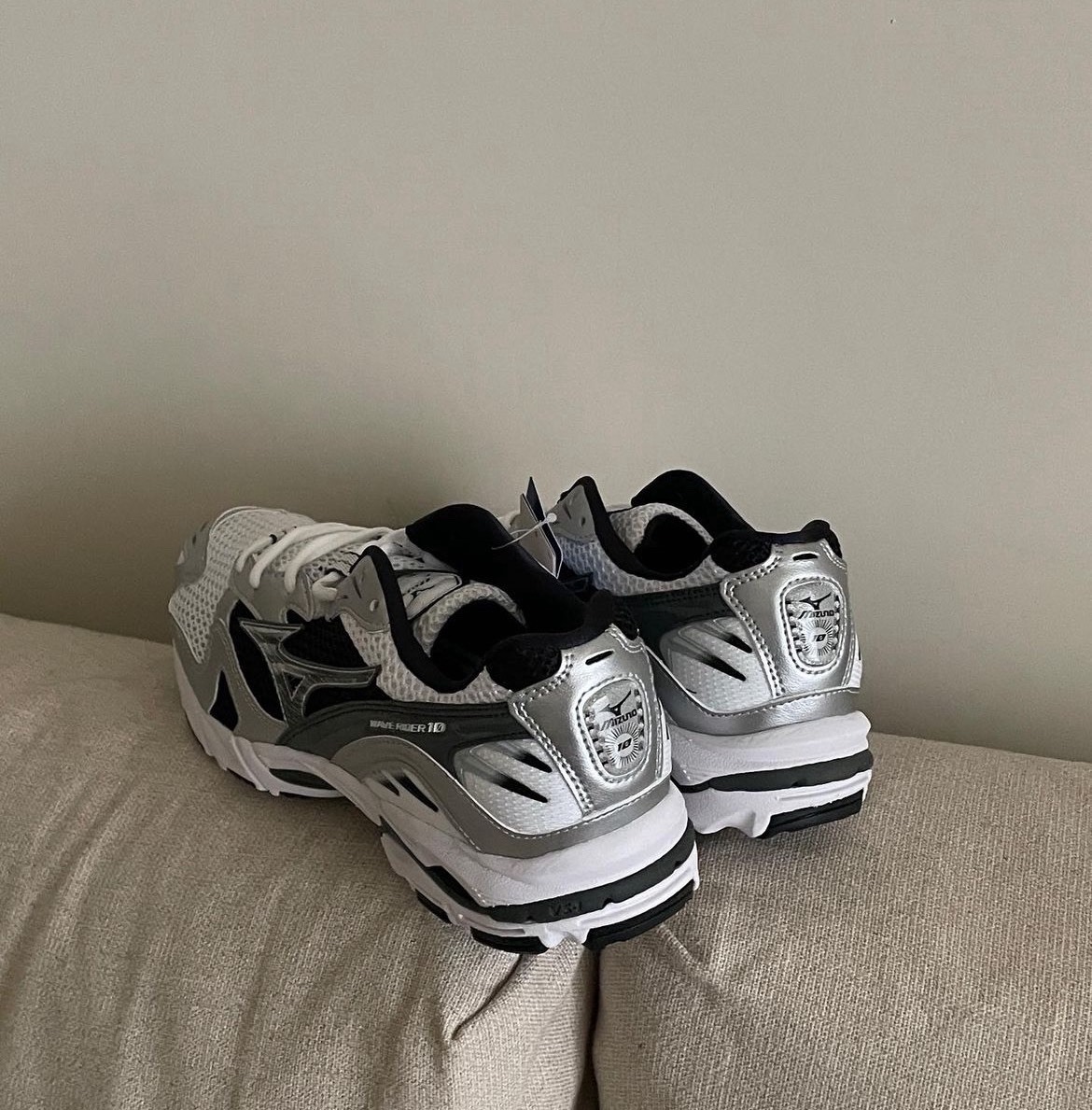 【OWN】MIZUNO WAVE RIDER 10 復古 慢跑鞋 休閒 透氣 緩衝 運動 球鞋 不分男女 銀白 D1GA210405