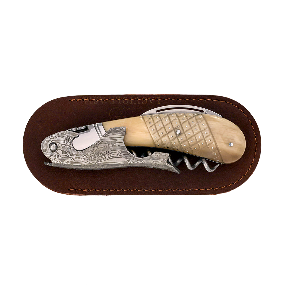 LAGUIOLE MAGNUM ⋆ 大馬士革鋼 ⋆ 菱刻紋點針鑲釘手柄 ⋆ 白牛角酒刀