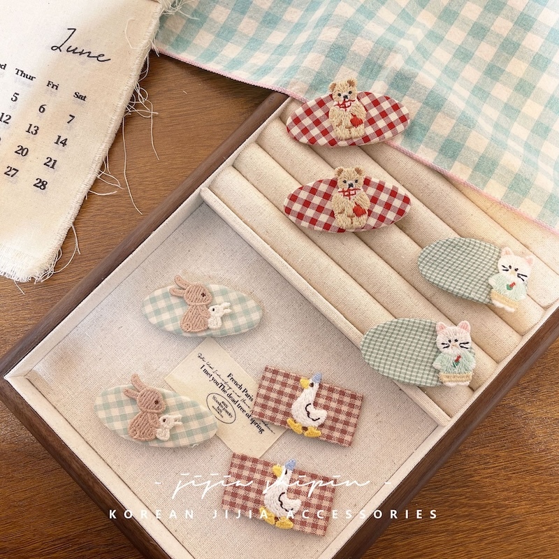 《07046》布藝刺繡小格紋bb夾(2個一組)