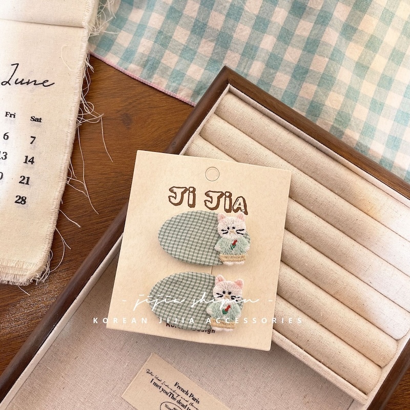 《07046》布藝刺繡小格紋bb夾(2個一組)