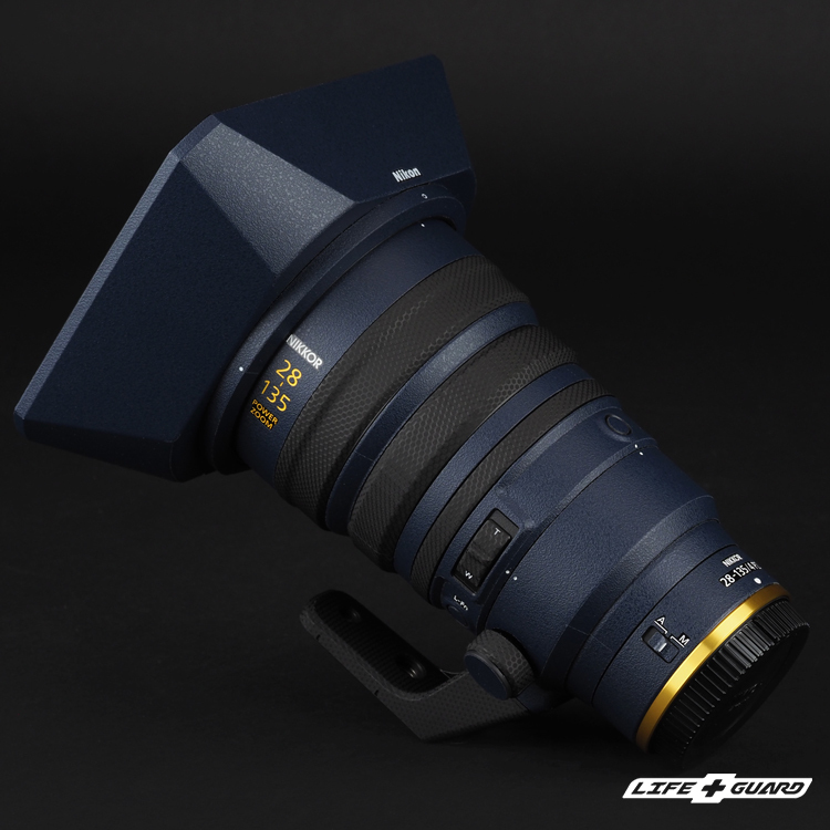 LIFE+GUARD Nikon Z 28-135mm F4 PZ 鏡頭貼膜側面展示圖，LIFE+GUARD 藍色砂紋風格