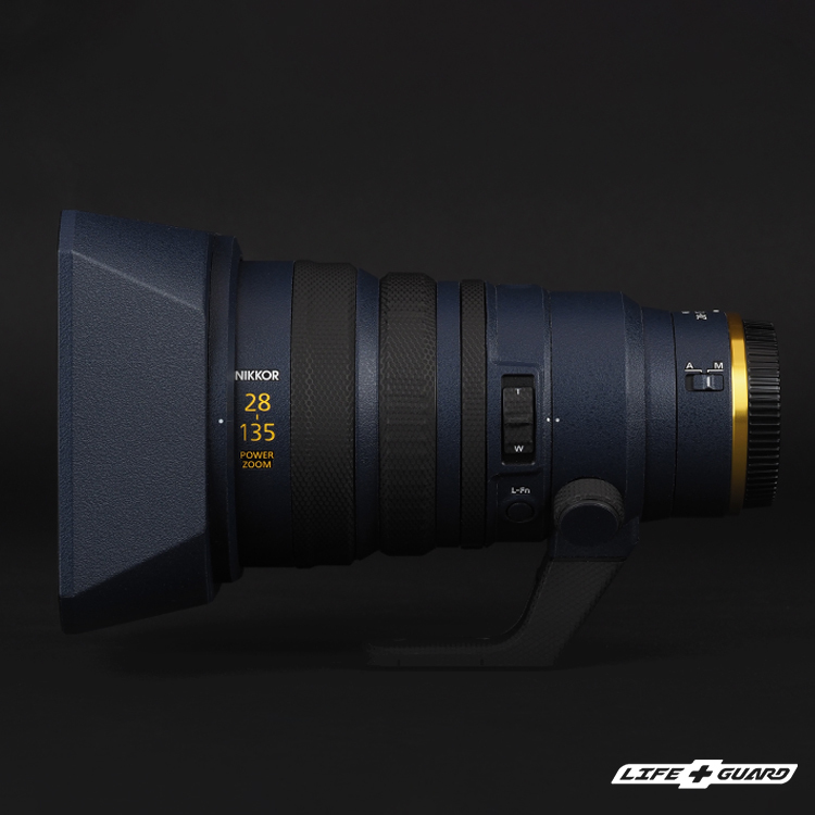 LIFE+GUARD Nikon Z 28-135mm F4 PZ 鏡頭貼膜側面展示圖，LIFE+GUARD 藍色砂紋風格