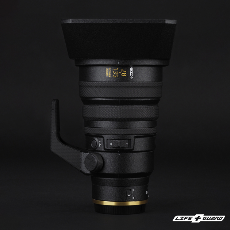 LIFE+GUARD Nikon Z 28-135mm F4 PZ 鏡頭貼膜側面展示圖，LIFE+GUARD 黑色砂紋風格