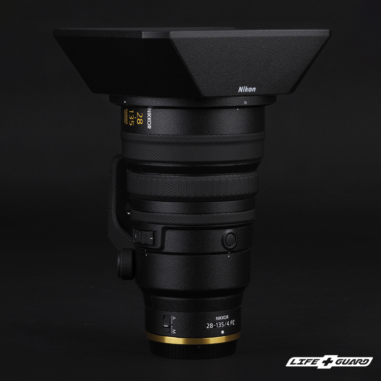 LIFE+GUARD Nikon Z 28-135mm F4 PZ 鏡頭貼膜展示圖，LIFE+GUARD 黑色砂紋風格