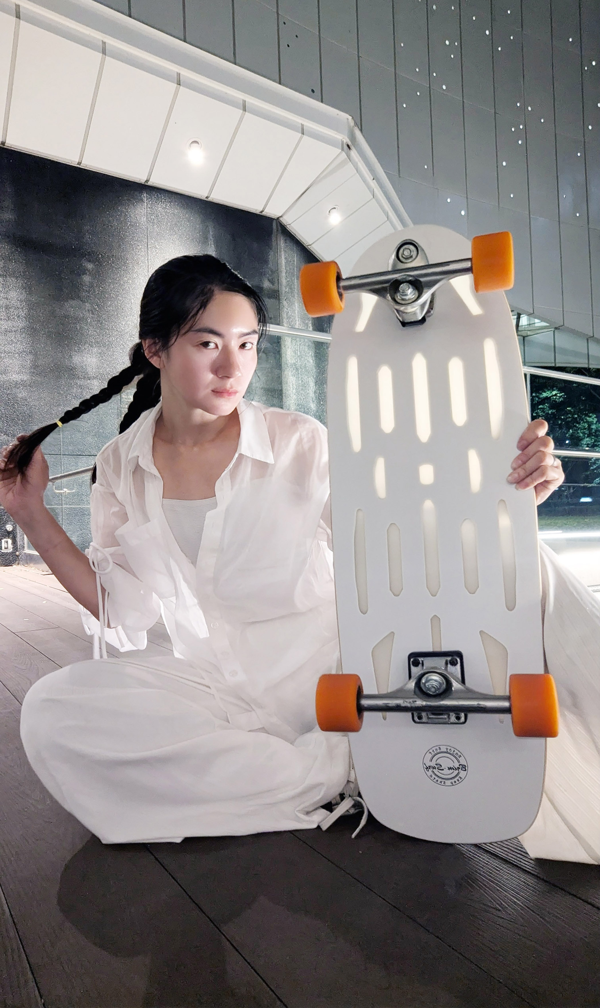 BRIM透光系列白色32英吋