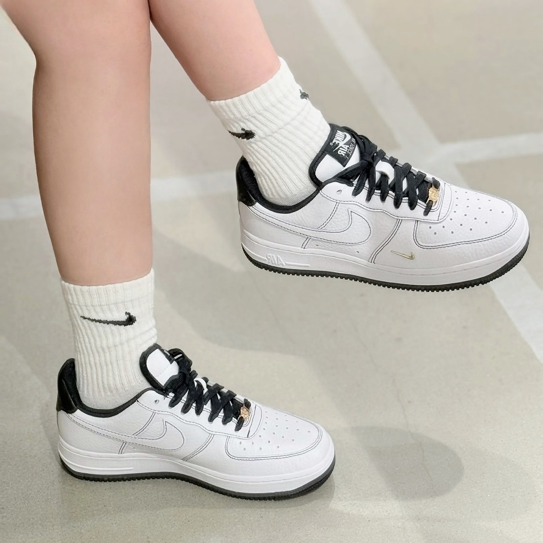 NIKE AIR FORCE 黑白車縫線 金標