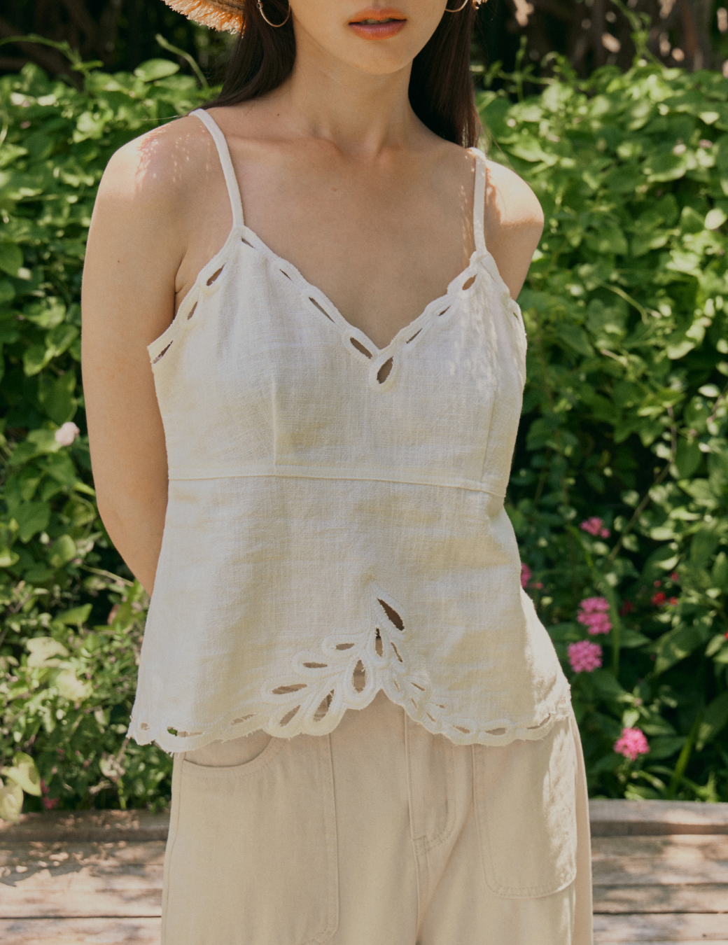 挺版鏤空刺繡V領背心（3尺寸）