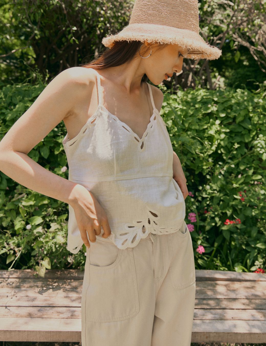 挺版鏤空刺繡V領背心（3尺寸）