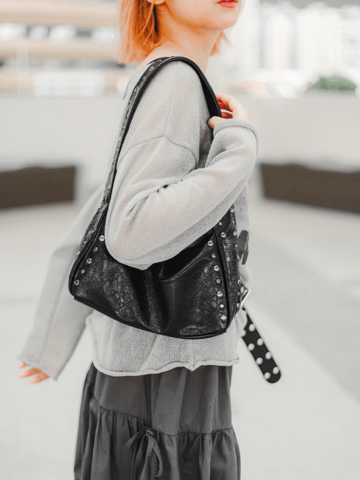 紋理皮革鉚釘單肩袋 (NYU NYU)