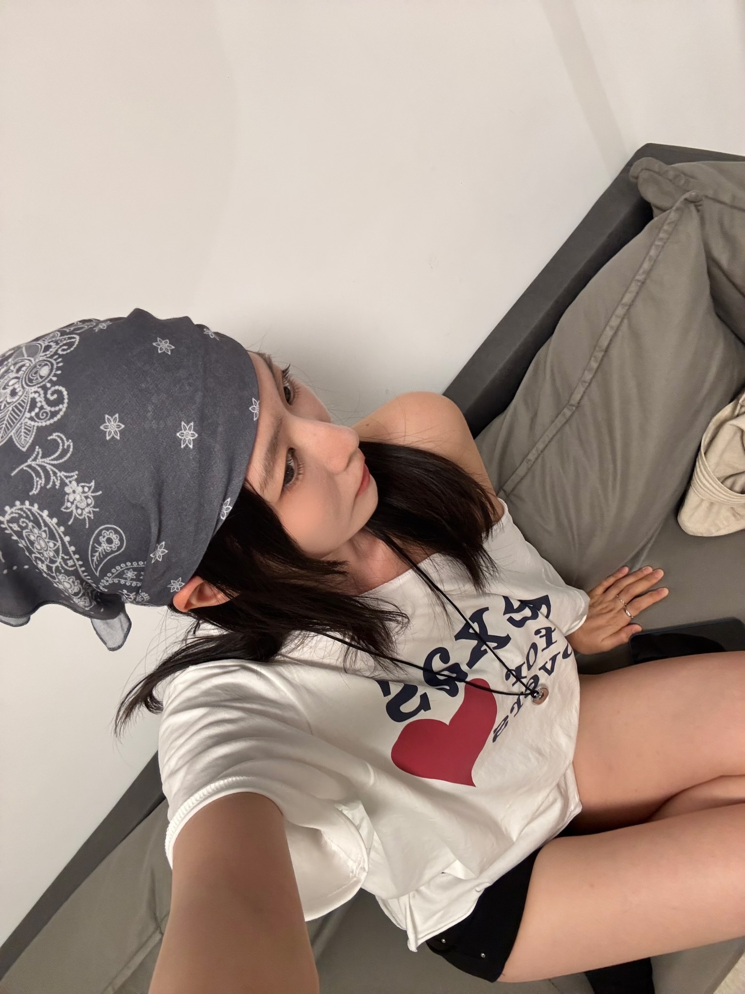 白色S現貨/訂購) 個性感釘釘牛仔小短褲 P7101 (黑/白)