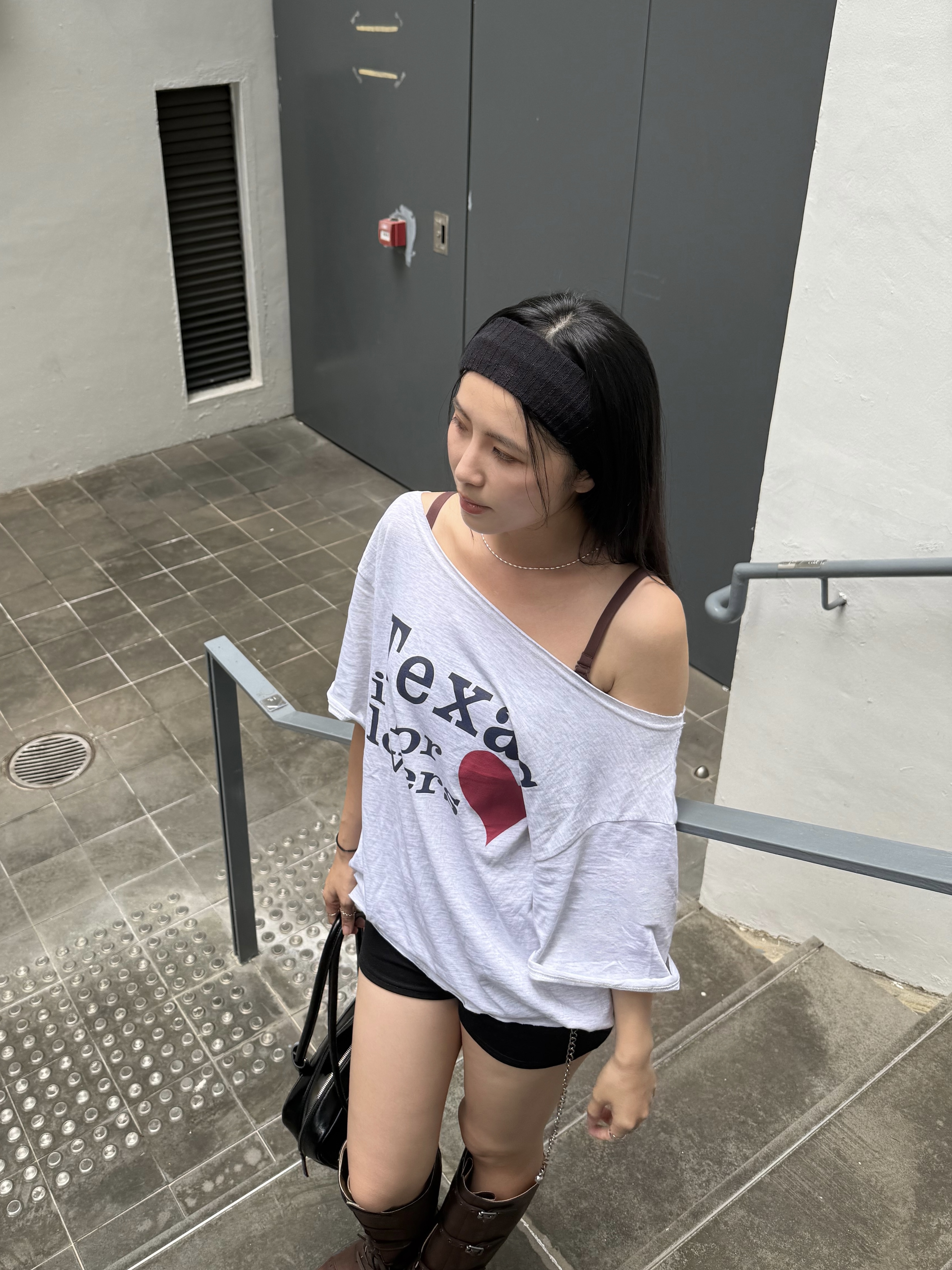 淺灰現貨/訂購) 必買!舒服露膊字母闊上衣 T7110 (白/淺灰)