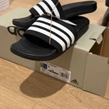 [S] ADIDAS BLACK/WHITE ADILETTE COMFORT SLIDES, 1839449-BLACK/WHITE (SAD243)