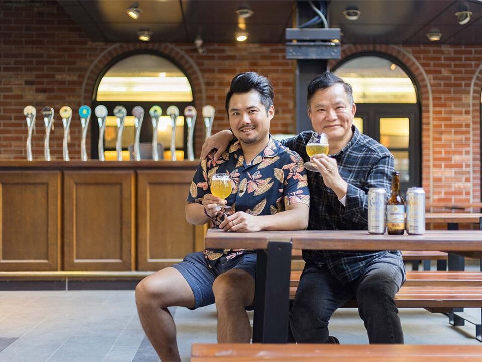 蔡氏釀酒的 Low 逼啤酒（LOW Bitterness BEER），訴求低苦度、亞洲人更容易入口，讓更多人接觸精釀啤酒文化