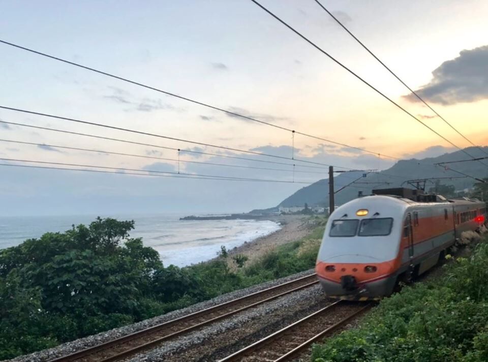 海風號會經過號稱是台灣離海最近的火車站–大里站，走幾步就能踩上濱海木棧道，看著浪花一波波拍上岸。
