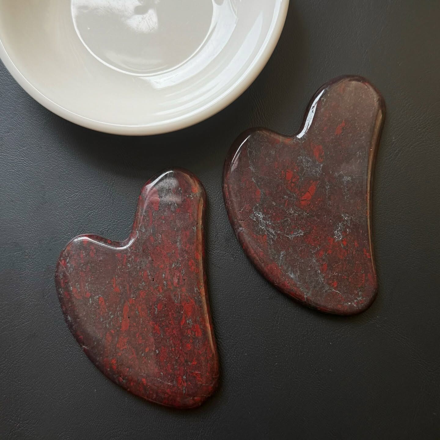 [原石] 紅碧玉共生赤鐵礦 刮痧版