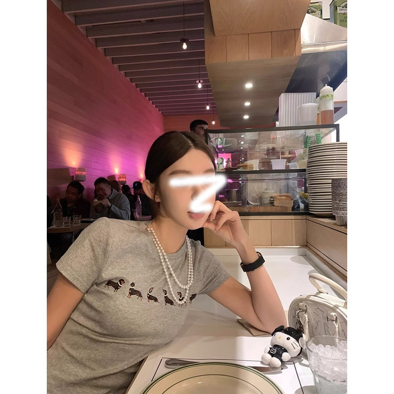 臘腸狗排排站 珍珠項鍊短袖上衣(灰/白)