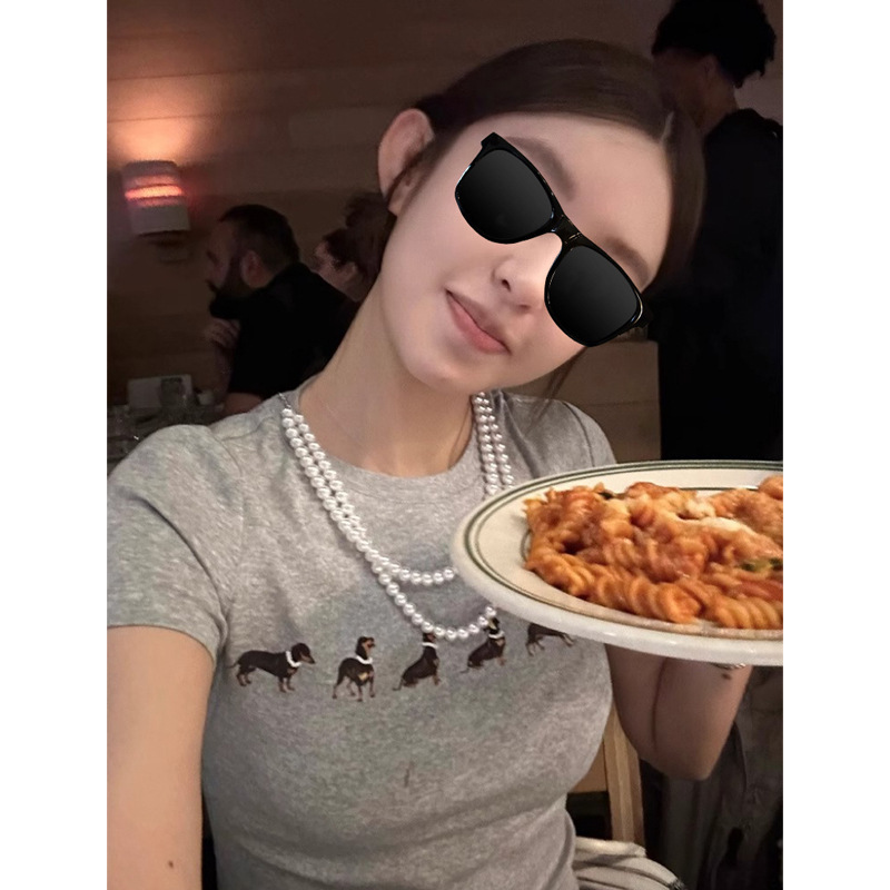 臘腸狗排排站 珍珠項鍊短袖上衣(灰/白)