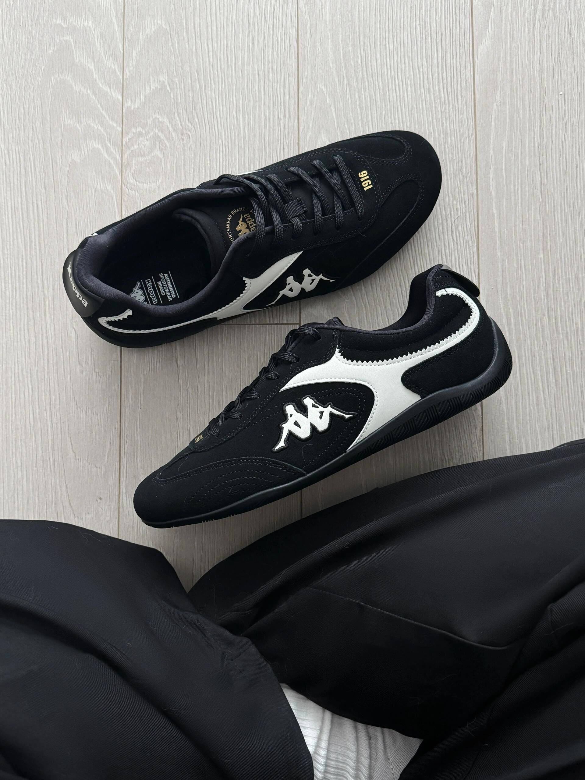 KAPPA 卡帕 背靠背 賽車鞋 麂皮 鋸齒造型 外縫線 休閒鞋 黑色 黑白色/預購