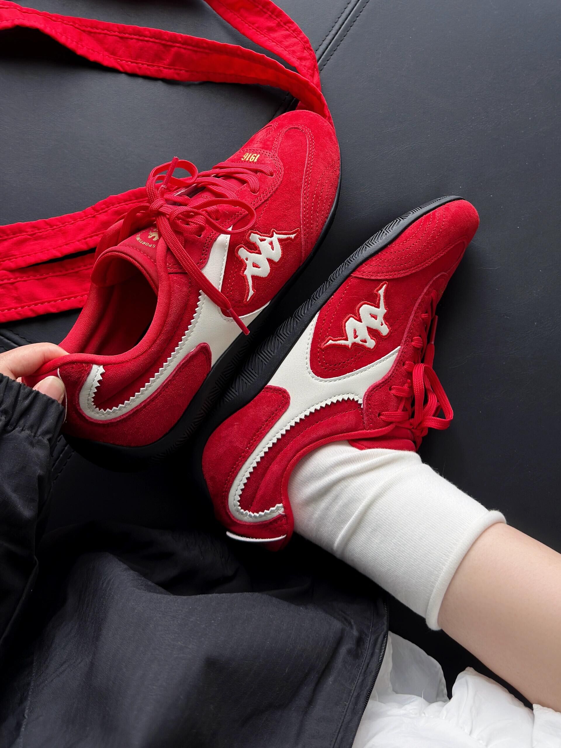 KAPPA 卡帕 背靠背 賽車鞋 麂皮 鋸齒造型 外縫線 休閒鞋 紅色 紅白色/預購