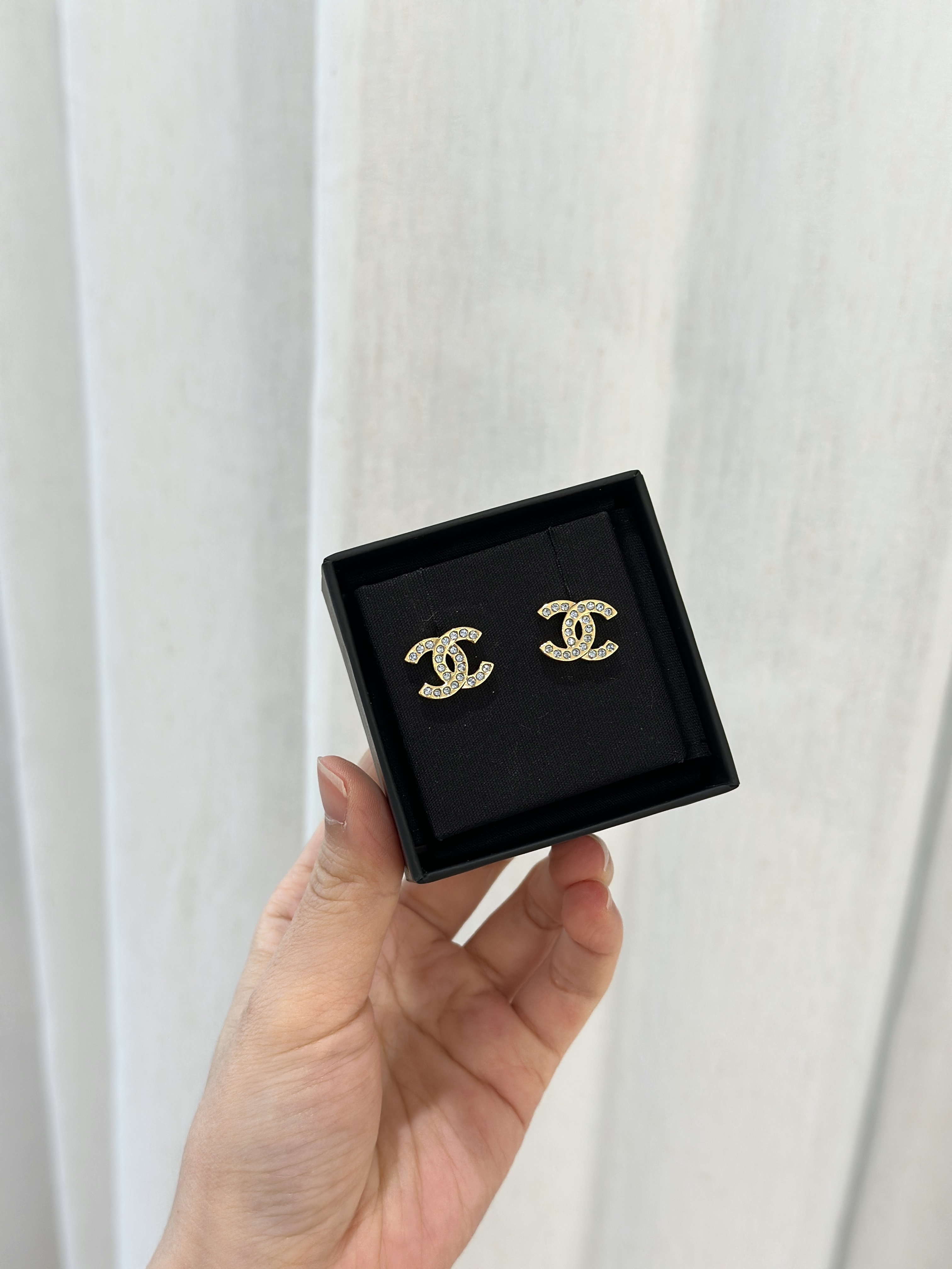 CHANEL CC Logo Blue Crystal Earrings 淡藍水鑽雙C金色耳環 ABG050