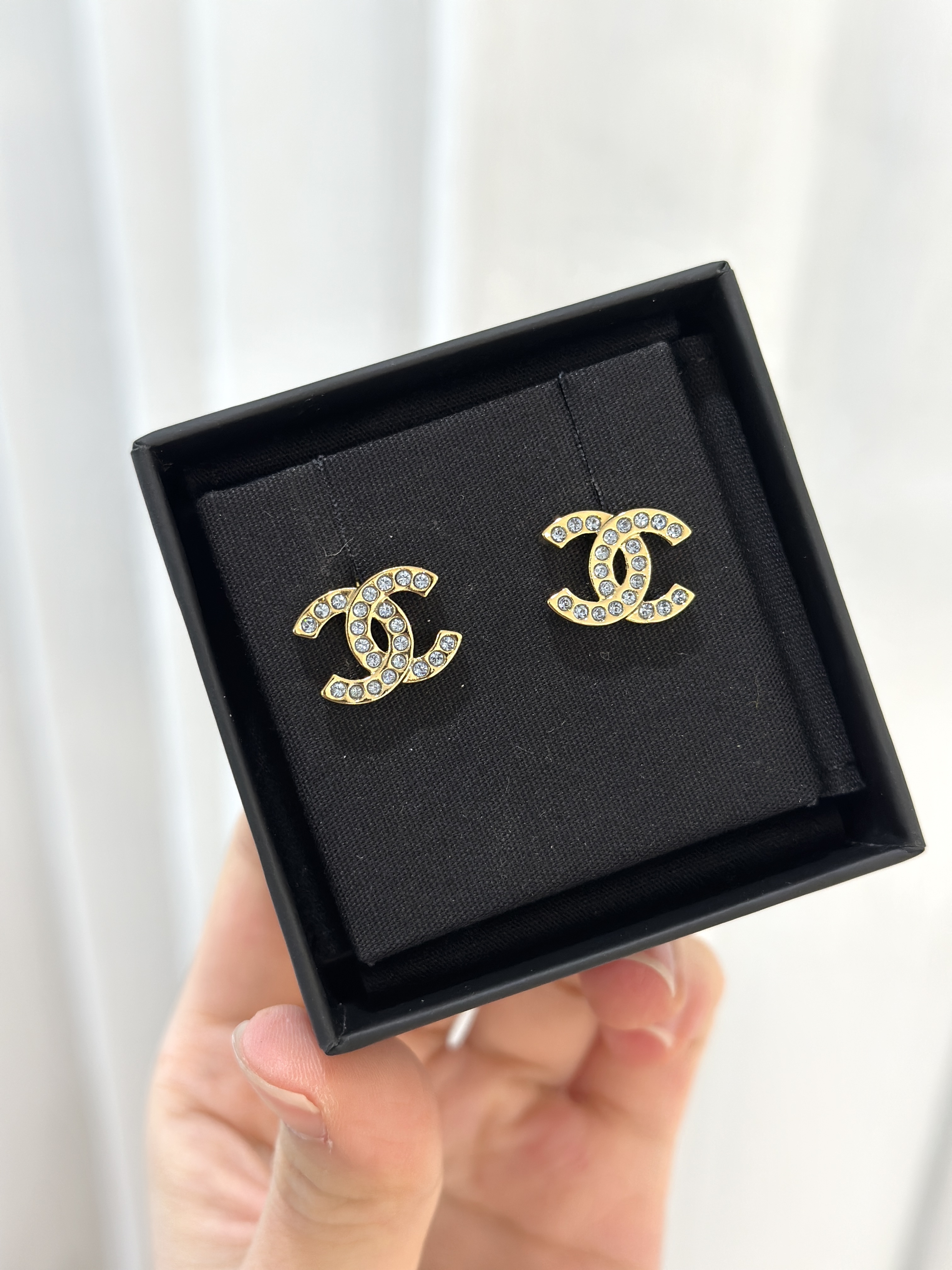 CHANEL CC Logo Blue Crystal Earrings 淡藍水鑽雙C金色耳環 ABG050
