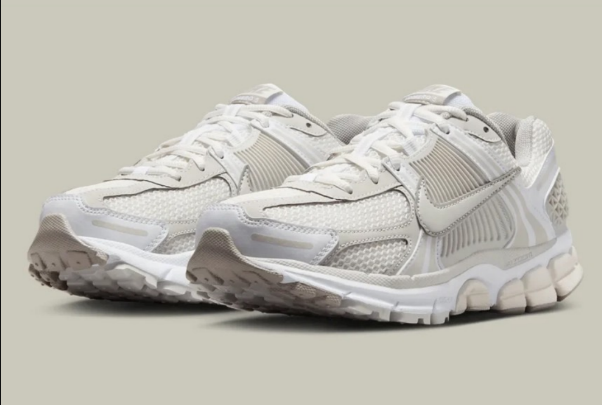 NIKE   W NIKE ZOOM VOMERO / Women's running shoes/Beige Khaki/   JUL25