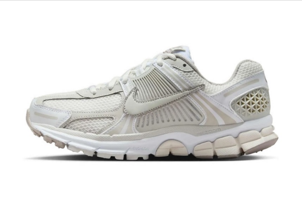 NIKE   W NIKE ZOOM VOMERO / Women's running shoes/Beige Khaki/   JUL25