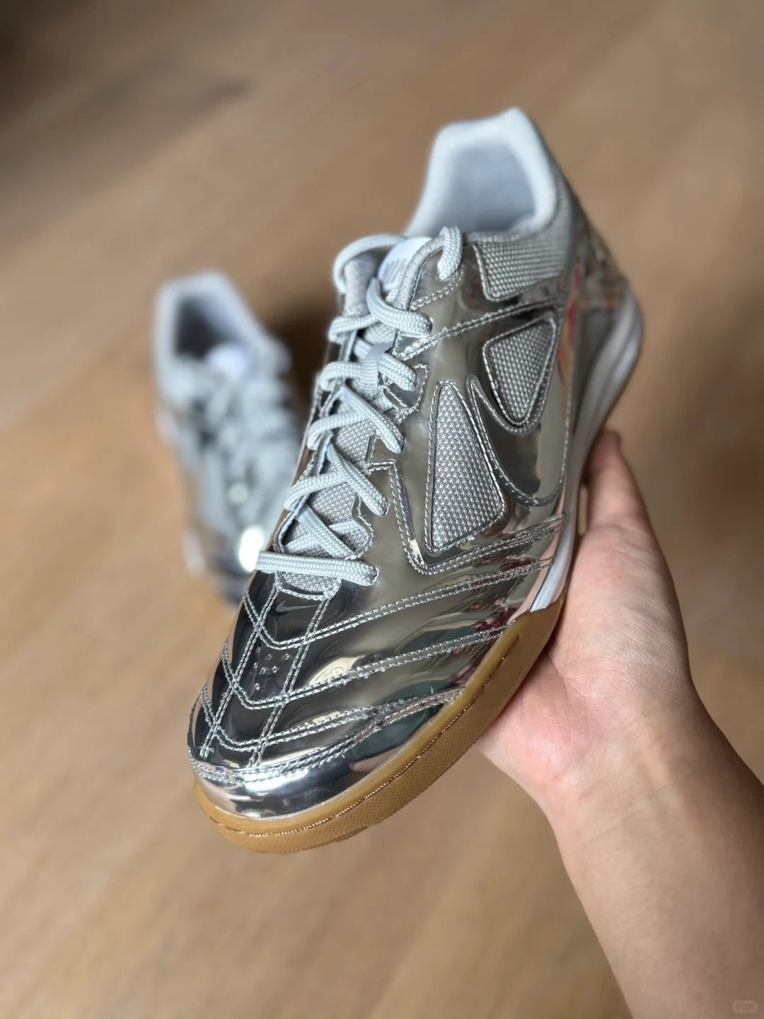 男鞋 NIKE GATO LV8 金屬銀 SUPREME平替 香奈兒 銀角大王 足球鞋 運動鞋 休閒鞋【IB3566-001】