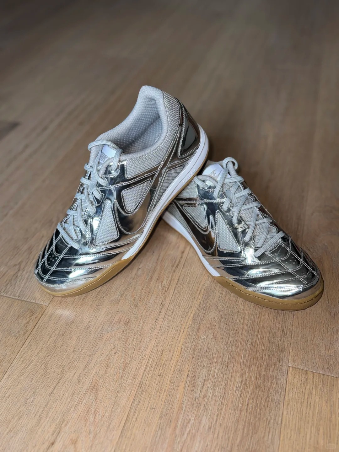 男鞋 NIKE GATO LV8 金屬銀 SUPREME平替 香奈兒 銀角大王 足球鞋 運動鞋 休閒鞋【IB3566-001】