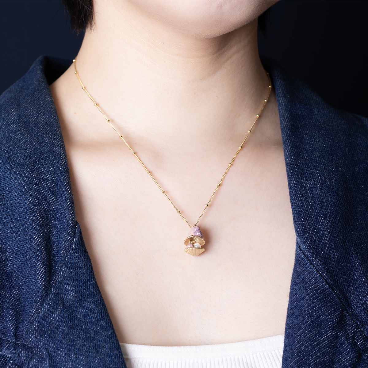 貝殼上休息的氣球魚頸鏈