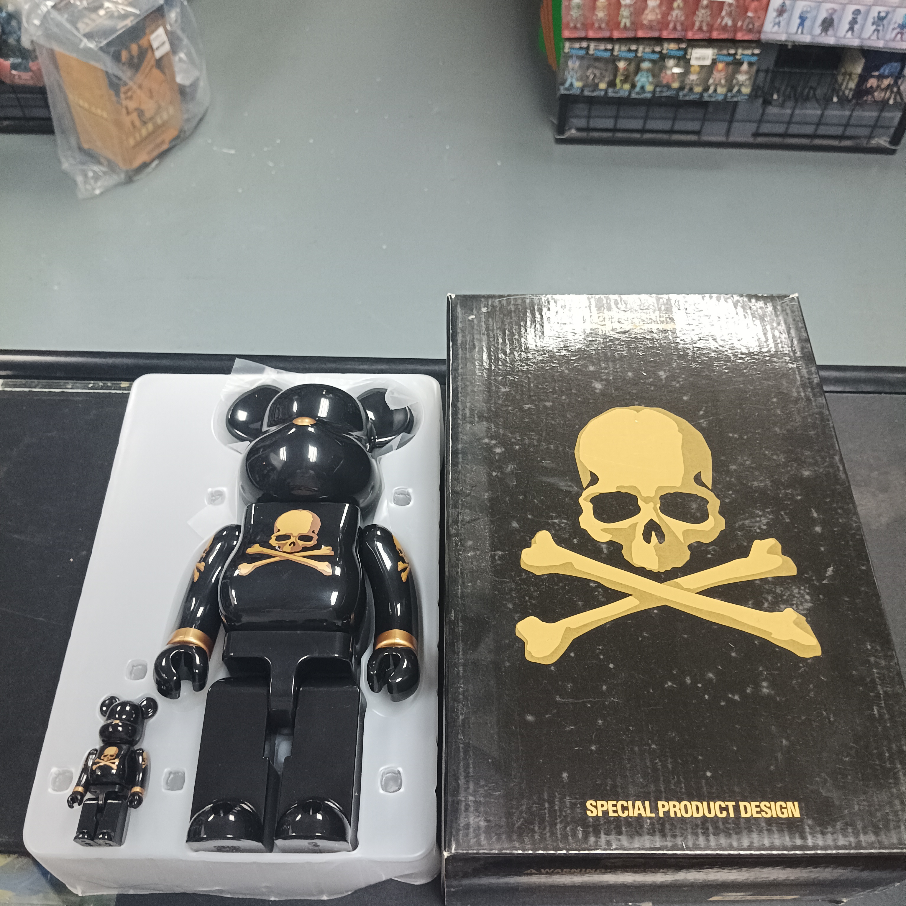 寄賣-mastermind bearbrick 100% & 400% 黑金 Black and Gold